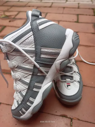 Zapatillas Fila grises y blancas