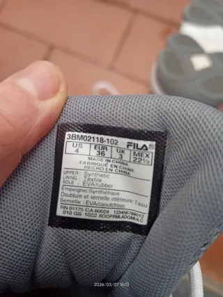 Zapatillas Fila grises y blancas