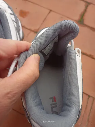 Zapatillas Fila grises y blancas