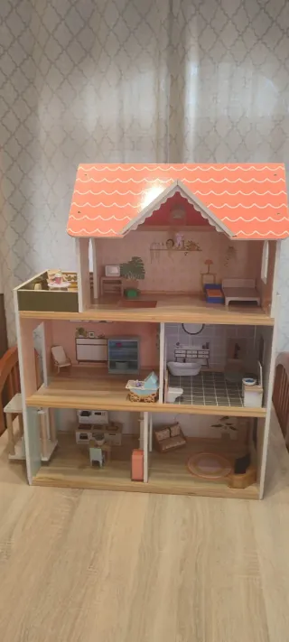 Casita de muñecas de madera