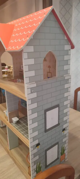 Casita de muñecas de madera