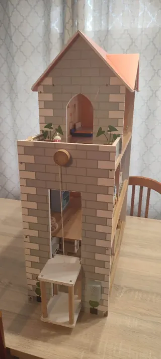 Casita de muñecas de madera