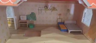 Casita de muñecas de madera