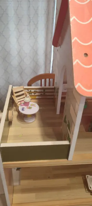 Casita de muñecas de madera
