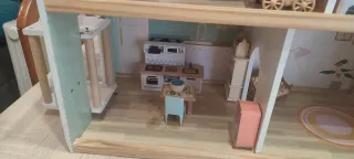 Casita de muñecas de madera