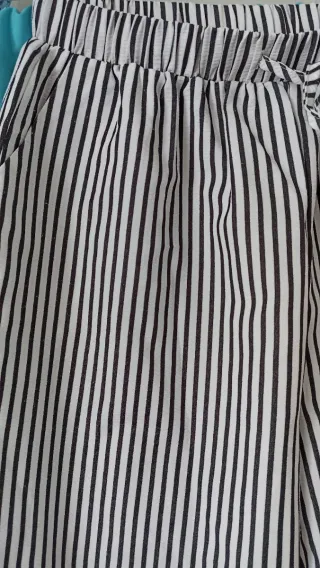 Pantalón de rayas blanco y negro