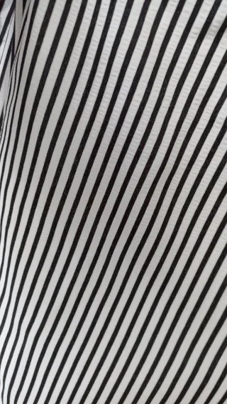 Pantalón de rayas blanco y negro