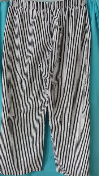 Pantalón de rayas blanco y negro