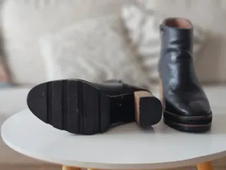 Botas cuero negras tacón madera T.35.5