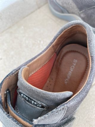 Zapatos grises y plateados con velcro