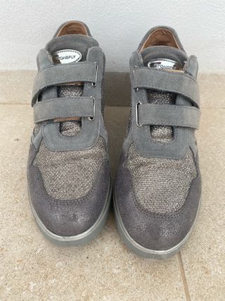 Zapatos grises y plateados con velcro