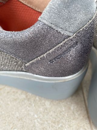 Zapatos grises y plateados con velcro