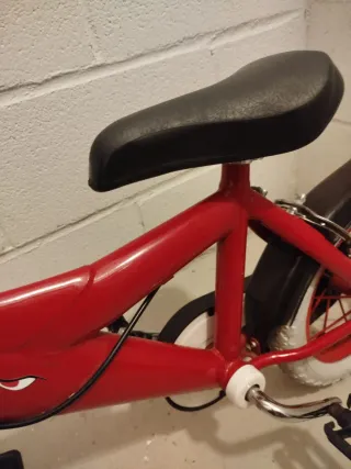 Bicicleta infantil roja con diseño de tiburón