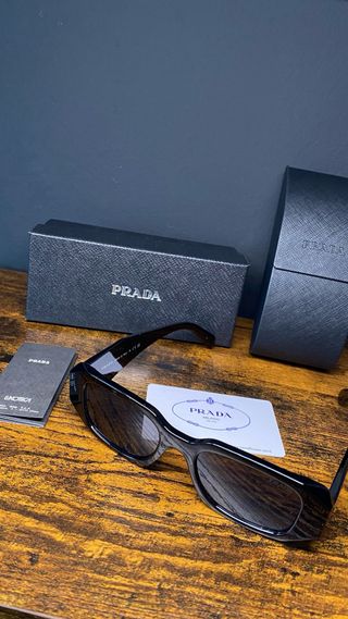 Gafas de sol Prada negras como nuevas