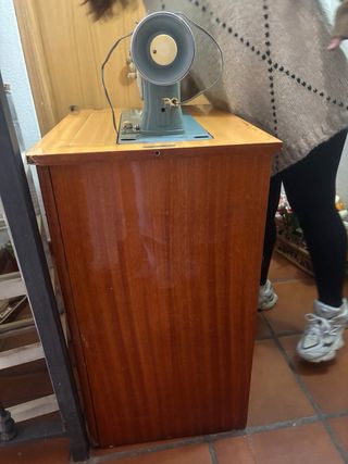 Maquina de coser con mueble de madera antiguo