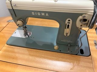 Maquina de coser con mueble de madera antiguo