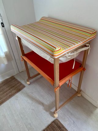 Cambiador / bañera de madera con ruedas