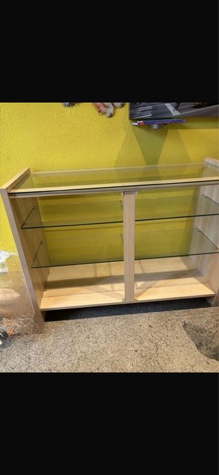 Vitrina de cristal y madera