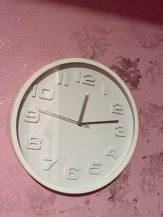Reloj de pared blanco