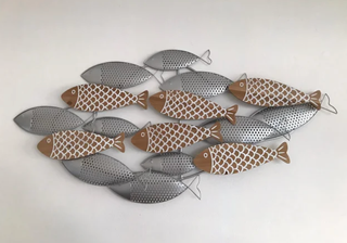Decoración elegante diseño peces metal madera