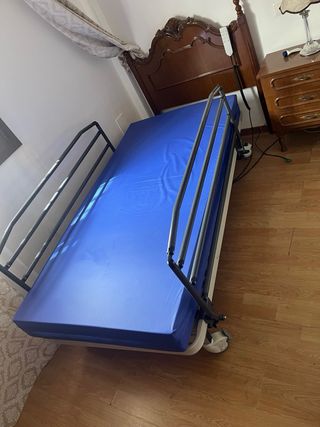Cama articulada con barandillas y mando.