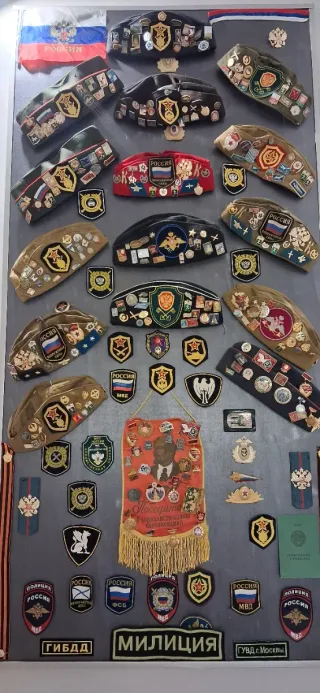 Gorros militares rusos con insignias