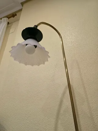 Lámpara de pie rústica abatible con pie de mármol