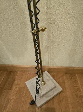 Lámpara de pie rústica abatible con pie de mármol