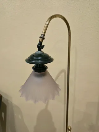 Lámpara de pie rústica abatible con pie de mármol