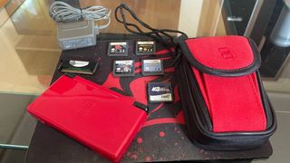 NINTENDO DS LITE ROJA + CARGADOR Y JUEGOS