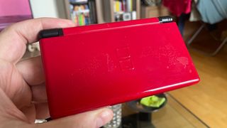 NINTENDO DS LITE ROJA + CARGADOR Y JUEGOS