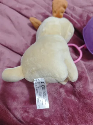 Coche de juguete con peluche