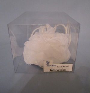 Tocado blanco, con hojas, flor y elegantes plumas