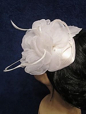 Tocado blanco, con hojas, flor y elegantes plumas