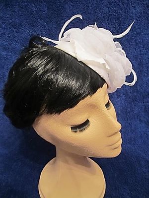 Tocado blanco, con hojas, flor y elegantes plumas