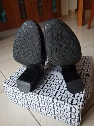 Stivaletti neri con fibbie