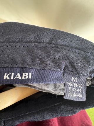 Camiseta de manga larga gris con cuello bebé