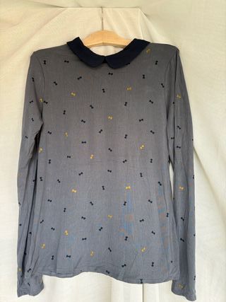 Camiseta de manga larga gris con cuello bebé