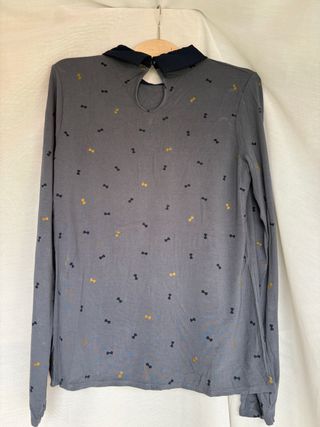 Camiseta de manga larga gris con cuello bebé