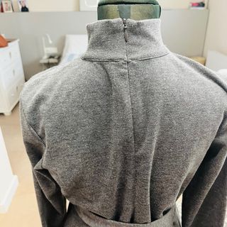 Vestido gris formal con cinturón