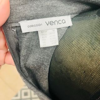 Vestido gris formal con cinturón