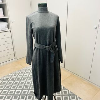 Vestido gris formal con cinturón