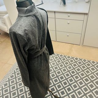 Vestido gris formal con cinturón