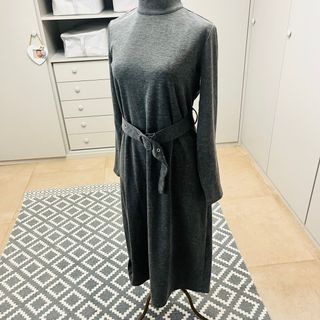 Vestido gris formal con cinturón