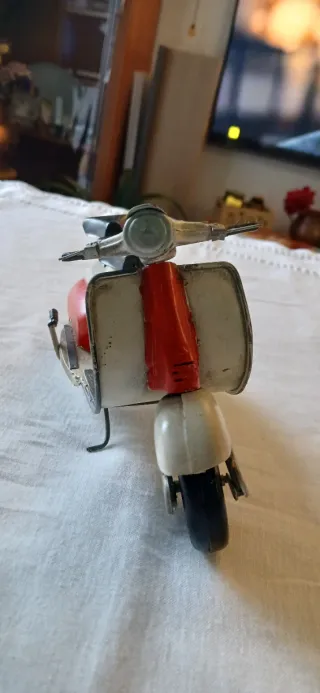 Moto Vespa de Hojalata Decorativa