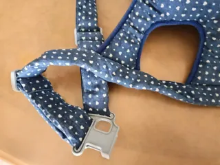 Mochila portabebés azul con corazones