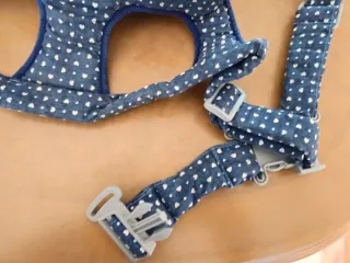 Mochila portabebés azul con corazones