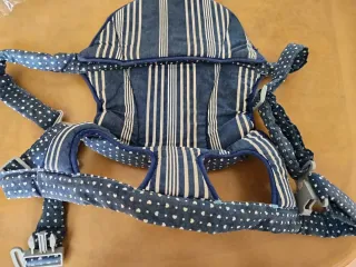 Mochila portabebés azul con corazones