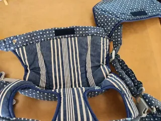 Mochila portabebés azul con corazones