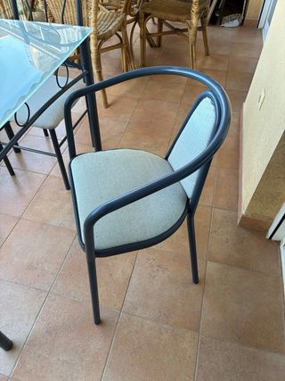 Mesa cristal y 2 sillas metal + 6 sillas con mesa